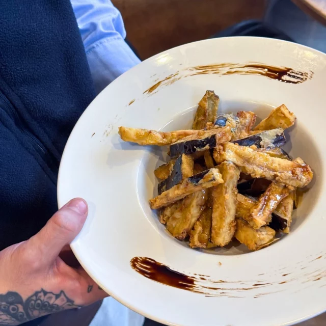 Crujientes por fuera, cremosos por dentro. 

Peca mojando en salsa de miel😉

.
#eltoke #alcorcón  #madrid  #berenjenas  #food