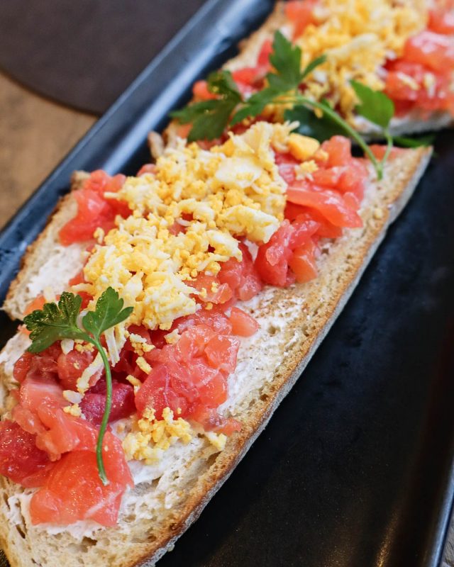 ¡Ven a probar nuestras tostas!

Como esta de salmón ahumado con crema de queso y huevo hilado 🥪

.
#TostasMadrid #ElTokeAlcorcon #AlcorconCentro #Tostas #PlanMadrid