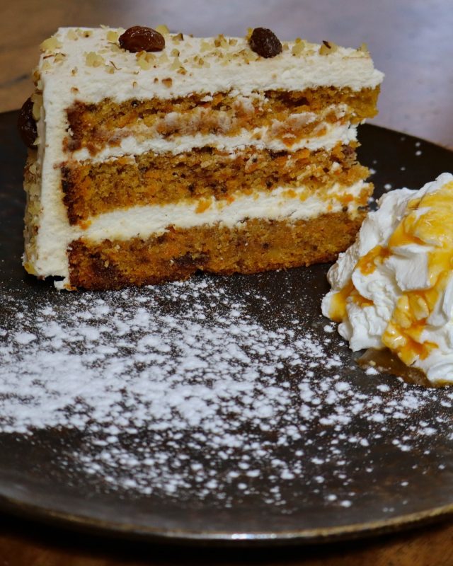 Siempre hay hueco para el postre, ven a probar nuestra tarta de zanahoria 🍰

. 
#PostresAlcorcon #RestauranteAlcorcon #ElTokeAlcorcon #ComerEnAlcorcon #SweetFoodMadrid