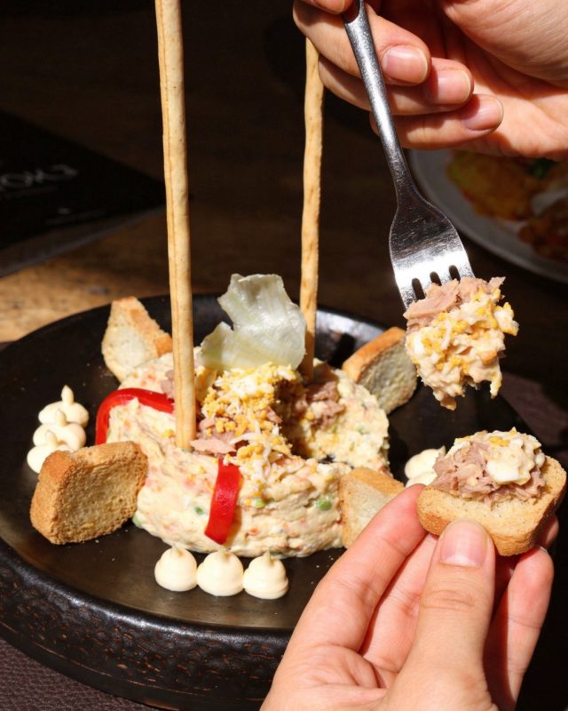 Perfecto para compartir, picar y empezar la comida como se merece.

En El Toke, cada bocado abre el apetito para lo que viene.

.
#ElTokeAlcorcon #RestauranteAlcorcon #ComerEnAlcorcon #TapasAlcorcon #DondeCenarAlcorcon