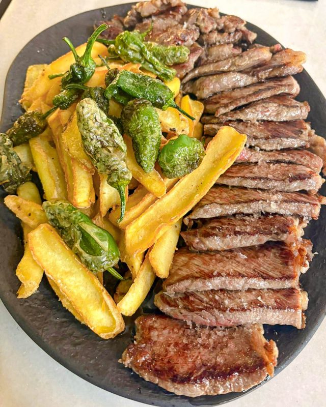 Carne a la plancha, patatas y pimientos 🌶

De esos platos que llegan a la mesa y ya sabes que has acertado.

Reserva tu mesa 📞 699 325 755

.
#ElTokeAlcorcon #RestaurantesAlcorcon #ComerBienMadrid #CarneMadrid #TapasAlcorcon
