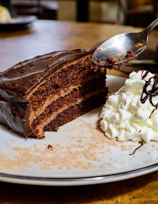 No todo en la vida se soluciona con chocolate, pero este postre ayuda bastante 🍫

Reserva tu mesa a través de la web www.eltokealcorcon.es

.
#ElTokeAlcorcon #PostresAlcorcon #RestauranteAlcorcon #TartaDeChocolate #ComerEnAlcorcon