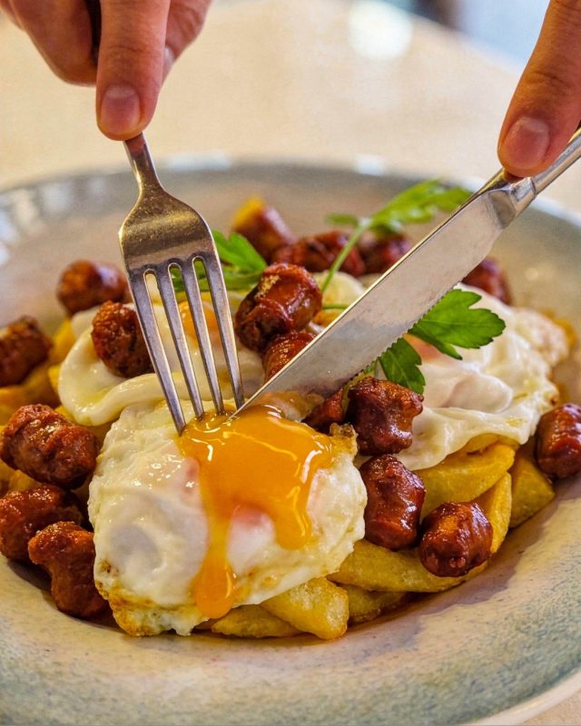 Romper la yema es solo el principio 🥚

�Lo bueno viene cuando mezclas todo y empieza el disfrute.

Reserva tu mesa desde la web www.eltokealcorcon.es

.
#ElTokeAlcorcon #AlcorconRestaurantes #HuevosRotos #TapasMadrid #FoodMadrid