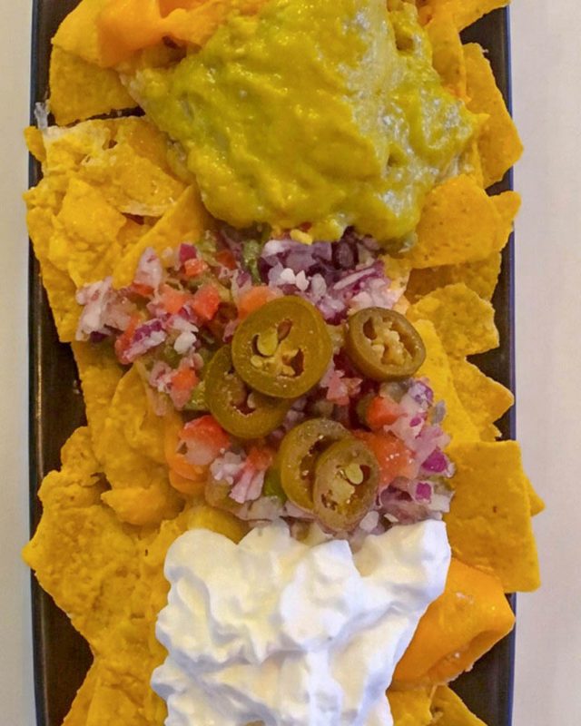 Queso, guacamole, jalapeños y muchas ganas de repetir 🥑

Una mesa con nachos siempre es un buen comienzo. 

📍Plaza de la Constitución, 1, Alcorcón.

.
#ElTokeAlcorcon #RestauranteAlcorcon #NachosAlcorcon #ComerBienMadrid #FoodMadrid