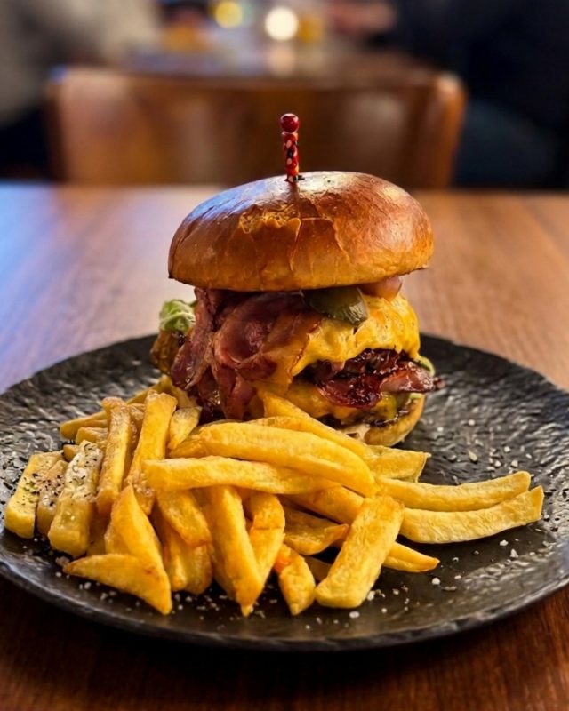 Hay días que no son de pensar mucho… son de pedir una buena hamburguesa 🍔

Ven con hambre, que aquí nos encargamos del resto 😏

📍Plaza de la Constitución, 1, Alcorcón�
📲 📞Reservas 916191454 – 699325755

#ElTokeAlcorcon #Alcorcon #Hamburguesa #ComerEnAlcorcon #RestauranteAlcorcon #FoodMadrid