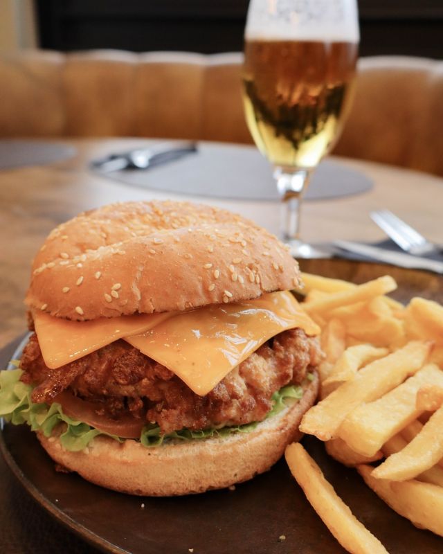 Si te ha hecho girar la cabeza… imagina cuando la pruebes 🍔
📍 Plaza de la Constitución, 1, Alcorcón
.
#ElTokeAlcorcon #Hamburguesa #FoodieMadrid #RestauranteAlcorcon #ComerEnAlcorcon
