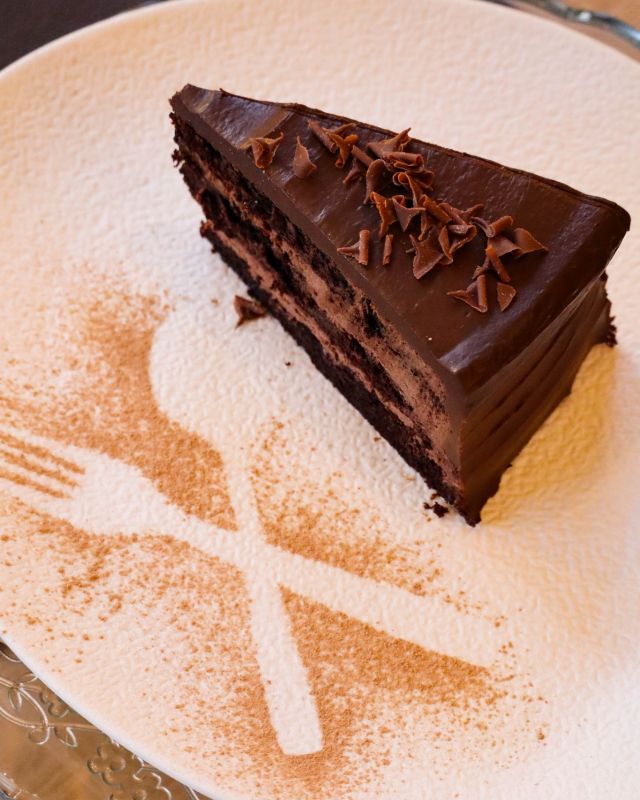 Si eres de chocolate, nuestra tarta de chocolate es para ti 🍫 
Intenso, cremoso y elaborado para los más golosos.
.
#ElTokeAlcorcon #TartaDeChocolate #PostresMadrid #RestauranteAlcorcon #ComerEnAlcorcon