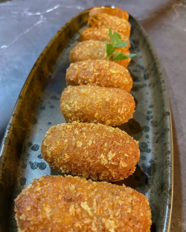 Las croquetas que siempre apetece pedir, aunque prometas que solo vas a picar algo 🤤
📍 Plaza de la Constitución, 1, Alcorcón
.
#ElTokeAlcorcon #CroquetasCaseras #TapasMadrid #RestauranteAlcorcon #ComerEnAlcorcon