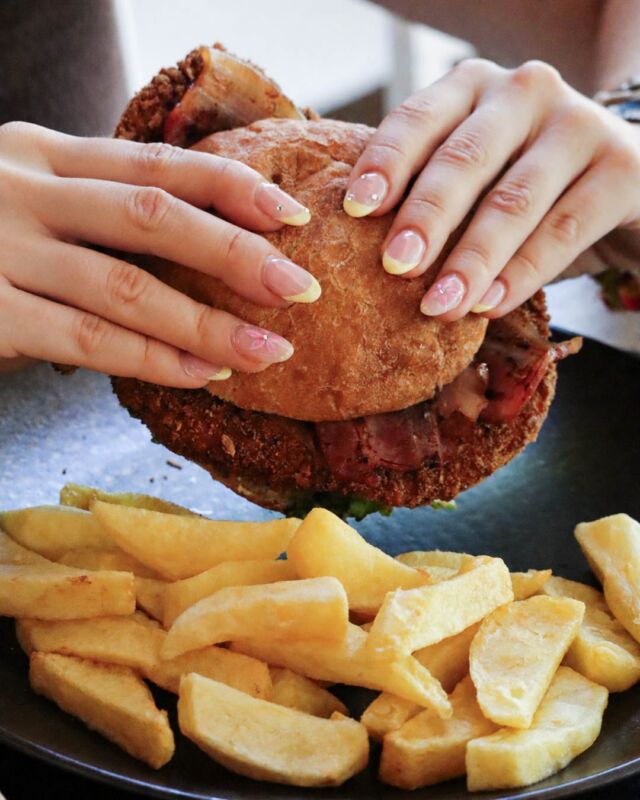 Crujiente por fuera, jugosa por dentro y con todo lo que diferencia una buena hamburguesa: pollo empanado, bacon, cheddar, tomate y lechuga 🍔

.
#ElToke #Alcorcon #HamburguesaDePollo #BurgerAlcorcon #RestaurantesAlcorcon