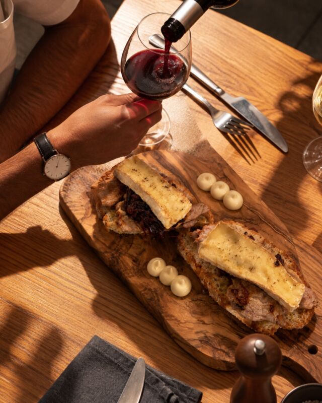 Una copa de vino y unas tostas y el día mejora 🍷
Reserva tu mesa hoy 📞 699 32 57 55
.
#ElTokeAlcorcón #RestauranteMadrid #VinoMadrid #ComerBienMadrid #PlanGastro